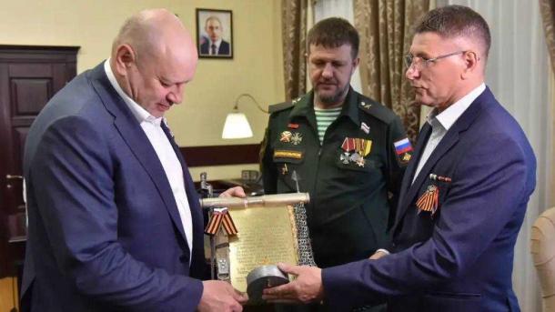 Омской мэрии подарили инсталляцию на военную тему