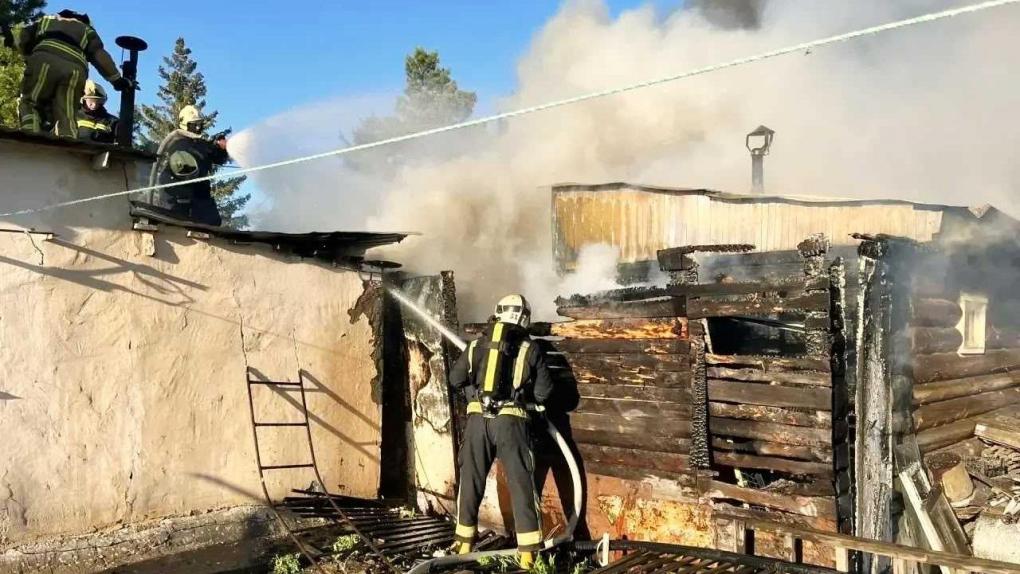 В Омском районе сгорели дотла два садовых дома