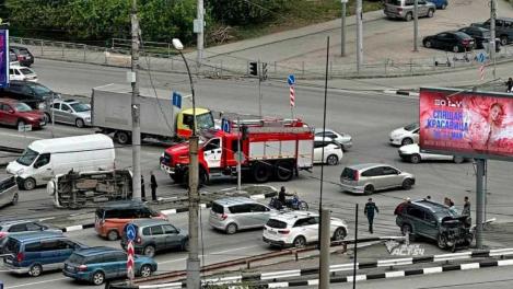 Жёсткое ДТП в Новосибирске: внедорожник завалился на бок, кроссовер влетел в конструкцию