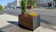 В Омске на Гагарина начали устанавливать кашпо-оазисы