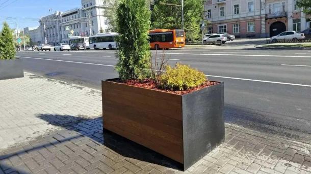 В Омске на Гагарина начали устанавливать кашпо-оазисы