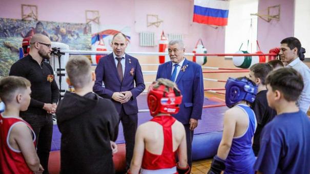 Дмитрий Перминов поздравил ветерана и посетил соревнования по боксу в Кормиловском районе