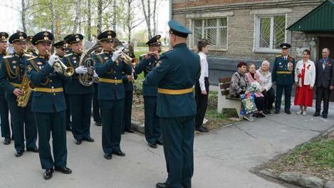 В Новосибирске 100-летнему ветерану устроили парад у подъезда