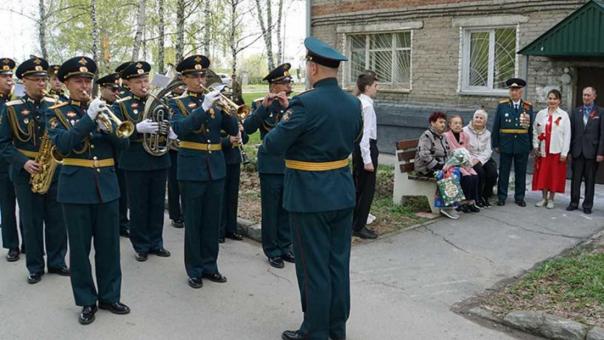 В Новосибирске 100-летнему ветерану устроили парад у подъезда