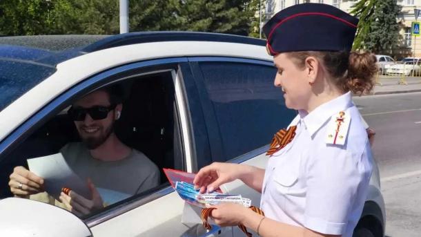 В Омске автоинспекторы раздали Георгиевские ленты на Соборной площади