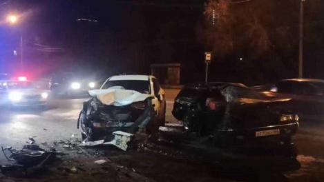 Смертельный выезд на встречку: 20-летний водитель Subaru погиб в ночном ДТП в Новосибирске