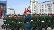 Жёлтые нарциссы вместо гвоздик: в Новосибирске прошёл парад Великой Победы