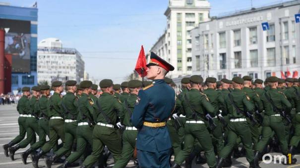 Жёлтые нарциссы вместо гвоздик: в Новосибирске прошёл парад Великой Победы