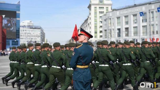Жёлтые нарциссы вместо гвоздик: в Новосибирске прошёл парад Великой Победы