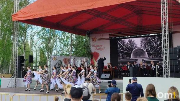 Омичи выпили тонну бесплатного чая в парке Победы