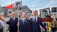 «За каждой фотографией — история»: Максим Кудрявцев прошёл в «Бессмертном полку» вместе с новосибирцами