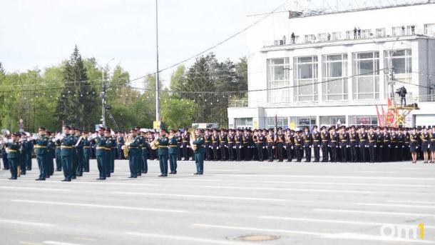 Вместо шествия по суше: около 150 сапсёрферов проплыли по Оби в День Победы в Новосибирске