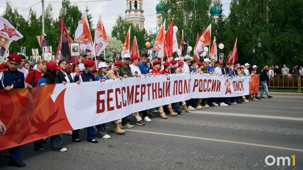 Дед не любил рассказывать про войну  только плакал: как прошёл Бессмертный полк в Омске в 2026 году