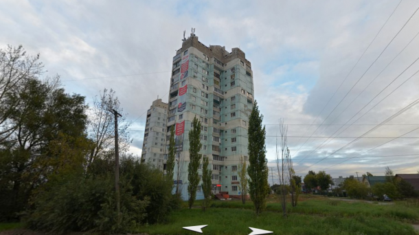 В популярном в соцсетях омском доме рухнул козырёк квартиры