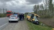 В момент аварии в школьном автобусе ехали восемь детей. Что известно о трагедии в Тюкалинском районе?