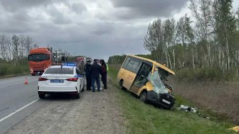 Минздрав: в аварии со школьным автобусом в Тюкалинском районе пострадали 10 человек