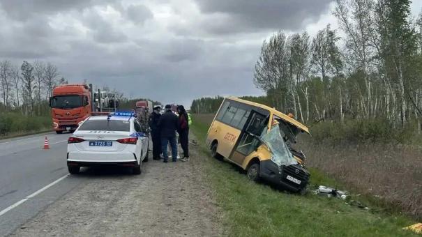 Минздрав: в аварии со школьным автобусом в Тюкалинском районе пострадали 10 человек