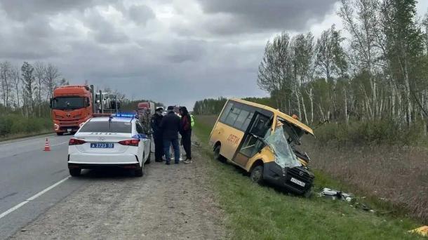 Минздрав: в аварии со школьным автобусом в Тюкалинском районе пострадали 10 человек
