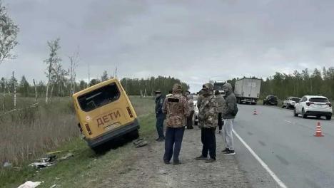 Школьная «ГАЗель» вылетела в кювет: появились кадры с места аварии в Тюкалинском районе