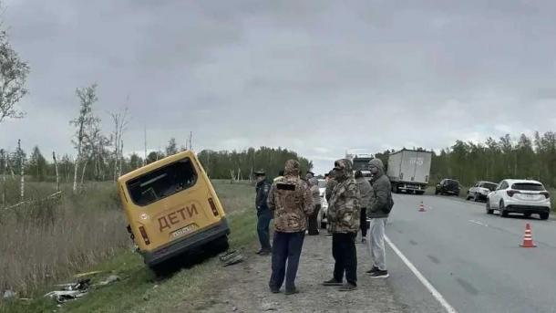 Опубликованы видеокадры с места аварии в Тюкалинском районе, где разбился школьный автобус