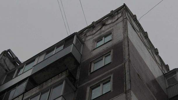 Новосибирцы просят полицию спасти их от соседки, выбрасывающей фекалии из окна
