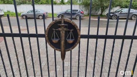 В Омской области арестовали омичку, которая пыталась продать почти килограмм наркотика