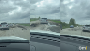 «Проще ехать по наклонной обочине»: водители под Новосибирском массово сворачивают в поля, спасаясь от ям на трассе к СКИФу
