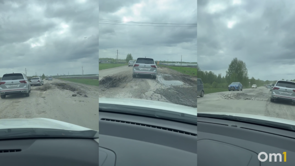 «Проще ехать по наклонной обочине»: водители под Новосибирском массово сворачивают в поля, спасаясь от ям на трассе к СКИФу