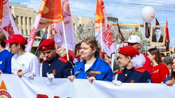 В Омске более 1 500 бойцов студенческих отрядов сопроводили шествие Бессмертного полка