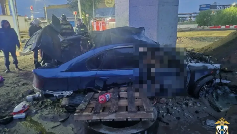 Автомобиль влетел в опору моста и загорелся: два человека погибли в ужасной аварии в Новосибирске