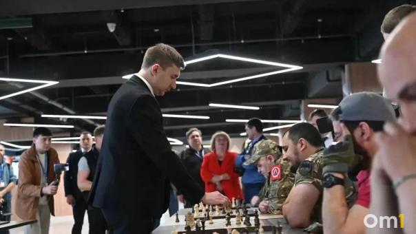В Омске открылся шахматный турнир для ветеранов СВО
