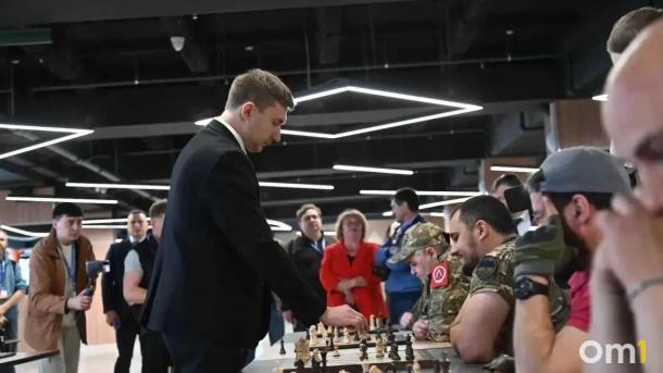 В Омске открылся шахматный турнир для ветеранов СВО