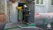 В Омске на Киевской из горящей квартиры эвакуировали семь человек