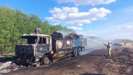 На трассе в Омской области сгорел грузовик с кормами