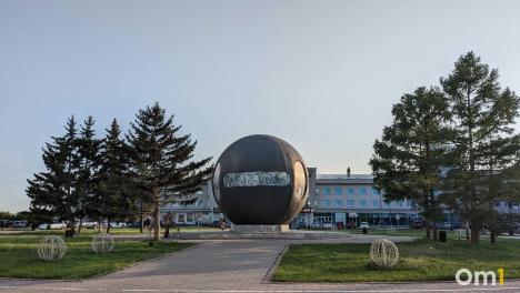В Омске начали демонтировать шар «Держава» на площади Бухгольца