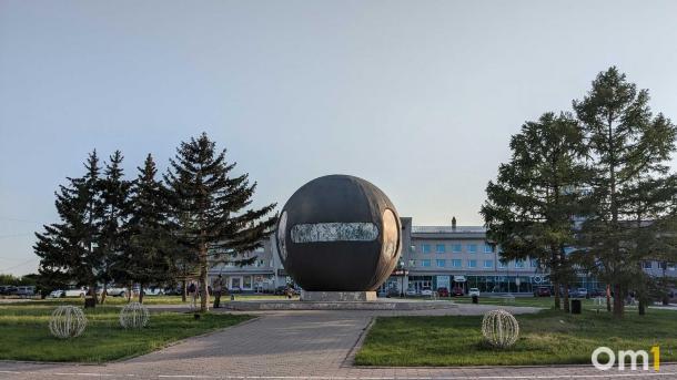 В Омске начали демонтировать шар «Держава» на площади Бухгольца