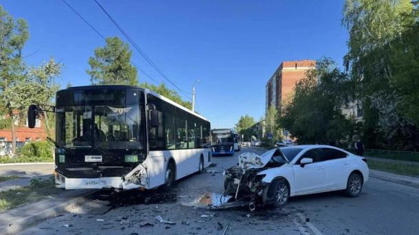 В Омске водитель иномарки вылетел на встречку под автобус