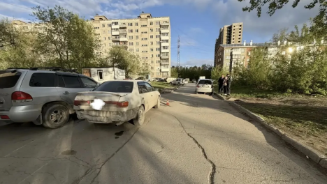 Выбежал из-за припаркованных машин: ребёнка сбили во дворе Новосибирска
