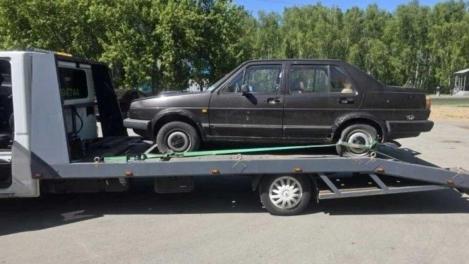 В Омске начали эвакуацию брошенных машин во дворах