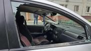 В Омске вандал разбил машины и унёс регистратор, который мог его снять