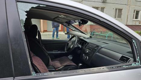 В Омске вандал разбил машины и унёс регистратор, который мог его снять