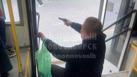 Мужчина с пистолетом устроил стрельбу в 28-м автобусе в Новосибирске: пассажиры чудом не пострадали