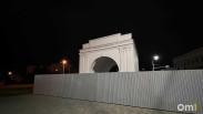Омские ворота на Партизанской огородили. Что здесь происходит?