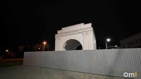 Омские ворота на Партизанской огородили. Что здесь происходит?