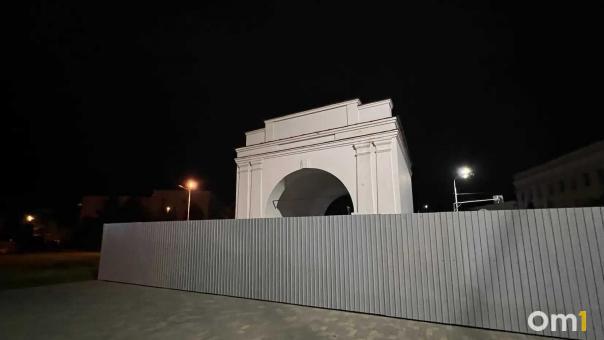 Омские ворота на Партизанской огородили. Что здесь происходит?