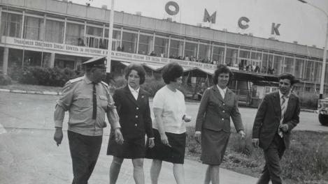 Стеклянный фасад и ресторан с официантками: показываем, каким был омский аэропорт во времена СССР