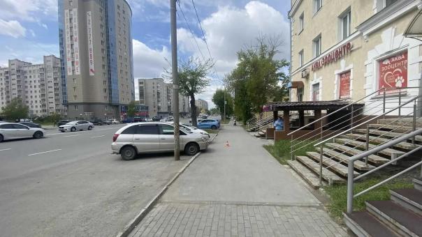 Ребёнок на самокате сшиб пятилетнюю девочку на тротуаре в Ленинском районе Новосибирска