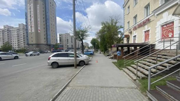 Ребёнок на самокате сшиб пятилетнюю девочку на тротуаре в Ленинском районе Новосибирска