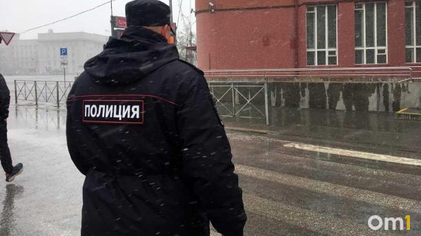 В теплицах под Новосибирском полиция и ОМОН нашли 19 нелегальных овощеводов