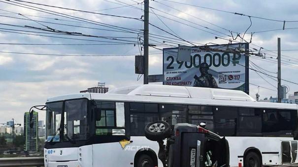 Массовое ДТП на Димитровском мосту в Новосибирске: пять машин и автобус, одна иномарка перевернулась